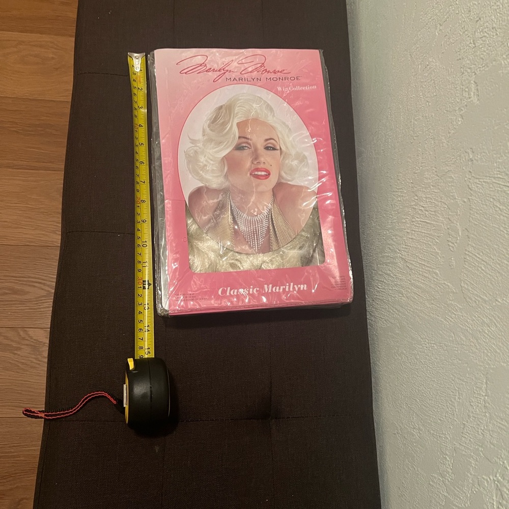 # 0633**Marilyn Monroe Glamorous Platinum Wig - Picture 3 of 17
